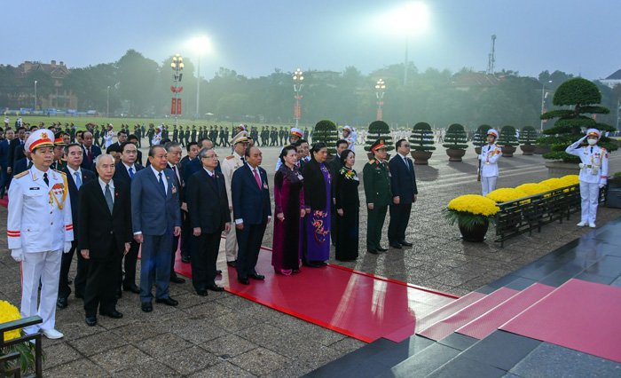 Các đồng chí lãnh đạo Đảng, Nhà nước, Quốc hội vào Lăng viếng Chủ tịch Hồ Chí Minh